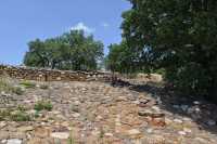 27 Au dessus de la porte du rempart israëlite