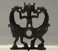 021 Héros maîtrisant des fauves (Plaque de mors, 800-700) Luristan