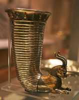 135 - Rhyton achéménide en argent (6°-5°s) Griffon ailé et cornu