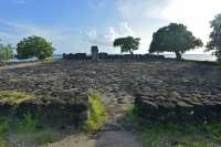 121 Marae Hauviri - Au  centre, Te-Papa-tea-o-Ruea (Le rocher blanc de l’investiture)