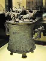 074 bis Coffre à cauris (coquillage servant de monnaie) 8 buffles & 2 tigres - Han de l'Ouest (-206 - +8)