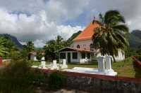 90 Temple Ebenezer de Papetoai (1813) construit à l'emplacement du Marae Tepua-tea