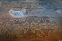 101 Inscription araméenne (à gauche) dans la synogogue (Que l'on fasse mémoire de Yudan fils d'Isaac le prêtre, et de Paregri sa fille. Amen, Amen)