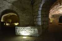 52 Anges tenant une couronne