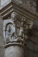 37 Chapiteau du transept nord - Un paysan a confié son argent à Benoît. Un bandit-chevalier le ligote; mais en présence de Benoît les liens se défont et le chevalier se prosterne