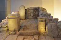08 Le Saint des Saints du temple d'Arad (8°s.BC) détruit par Ezéchias - Une pierre dressée (massebah) représentait probablemet la présence divine. Les deux autels portaient encore les traces des offrandes d'encens