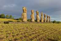 07 Moai tournés vers la mer (et leur village) B