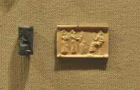 20 Sceau cylindre - Adorateurs offrant une libation à un dieu assis (Nippur 2100-2000)