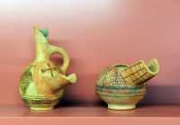 23 Vase marqué d'une croix