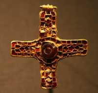 91 - Croix d'Holderness (début 7°s) Anglo-saxon, or et grenats