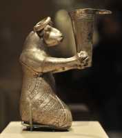 2 Taureau agenouillé tenant un vase - Argent (Proto-Elamite 3100-2900).jpg