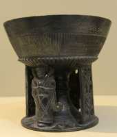 043 Calice à caryatides (± 615) Production le Bucchero