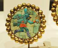 103 Boucle d'oreille (Messager céleste)- Or et turquoise - Pérou Moche (3°-7°s)