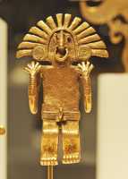 121 Pendentif en or - Personnage assis portant un ornement nasal - Colombie Tolima (5°-10°s)