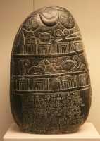 163 - Kudurru (1125-1100) Don d'un domaine par Eanna-shum-iddina, gouverneur de la côte Sud de babylonie - Limites et intendants sont précisés - Malédictions contre ceux qui contesteraient ce don ou dégraderaient le kudurru