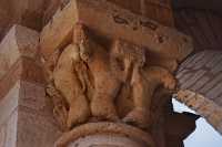 70 Lions affrontées dont la tête est réduite pour correspondre au crochet habituel aux chapiteaux corinthiens