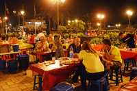 11 Les roulottes sur le port de Papeete