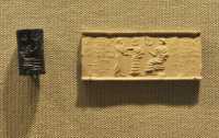 19 Sceau cylindre - Déesse conduisant un fidèle vers un dieu assis - Hématite (Mésopotamie 2100-2000)