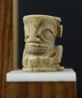 134 Pendentif anthropomorphe (Tiki) en os humain (± 1800) Îles Marquises