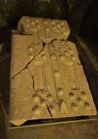 57 Porte d'une tombe reproduisant la porte d'une demeure (Grotte du musée)