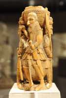 4 Salière Edo (Nigéria) représentant des Portugais (Ivoire ± 1500)