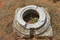 031 Colonne réutilisée (meule à grain)