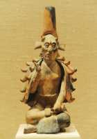 032 Personnage vêtu d'une cape de plumes - Maya - Mexique (± 8°s)