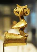 118 Tête d'un sceptre en or - Oiseau - Colombie Zenu (5°-10°s)