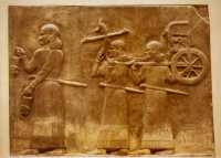 610 Korsabad, porteur de présents