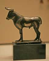 21 - Taureau - bronze incrusté d'argent (Dynasties archaïques III)