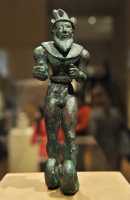 31 Héros ou génie aux cornes d'ibex. Peau fauve sur les épaules (Iran ou Mésopotamie - 3000±) Cuivre