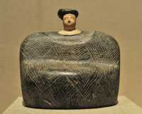 5 Femme assise - Stéatite & calcaire (Bactriane 2000±)