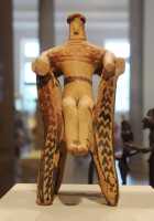 026 Figurine dans un fauteuil (Attique géométrique 8°s)