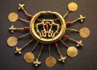 169 - Boucle d'oreille en or (Minoen) Chiens & singes dans un serpent à 2 têtes, chouettes