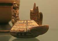 183 - Daunian, Italie (± 500) Vase rituel - Femme chargée de bijoux, poignée à 3 pointes, et filtre sur le bec verseur