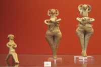 167, 3 - Enkomi, Chypre (1450-1200) Femmes à tête d'oiseau - L'une tient un enfant