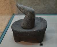 32 Mortier et pilon en basalte