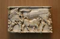 49 - Ivoire phénicien - Vache & veau