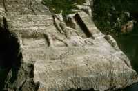 676 Bavian, bloc portant un personnage