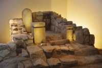 07 Le Saint des Saints du temple d'Arad (8°s.BC) détruit par Ezéchias - Une pierre dressée (massebah) représentait probablemet la présence divine. Les deux autels portaient encore les traces des offrandes d'encens