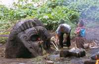 392 Finca El Baul tête colossale dans la forêt rites chamaniques