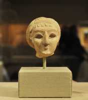 11 Tête de femme à la coiffure élaborée - Région de Dyala (2700-2500) Gypse