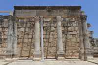 25 Synagogue de Capharnaüm - Inscription latine des archéologues en 1926 sur la ccolonne de gauche