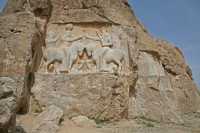 42 Ardeshir I (piétinant Artaban V) investi par Ahura Mazda (piétinant Ahriman) *