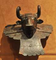 31 Taureau - Poignée de bronze d'un chaudron (Urartu 700±)