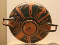 204 -  Athènes - Coupe à figures rouges (± 430) Pentathlètes - Lanceurs de javelot & de disque. L'athlète de gauche tient un strigille, raclette pour nettoyer la peau