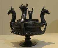 044 Calice à protomés d'animaux (± 640) Nécropole du Sorbo