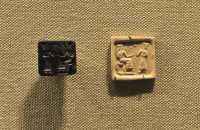 18 Sceau - Adorateur devant une déesse assise - Selenite (Mésopotamie 2250-2150)