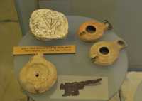 33 Sceau - Ménorah à 5 branches (Khirbet Buzin) & lampes à huile byzantines