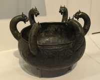 023 Chaudron - Protomés de griffons - Bronze (± 660) Tombe Regolini-Galassi